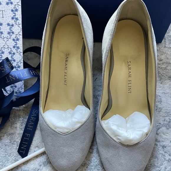 Perfect Round Toe Pump 70 IT 34.5 - US 4.5 / Light Gray Suede - Picture 9 of 9